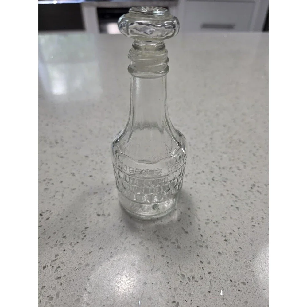 Mogen David Vintage Wine Small Decanter Beautiful waffle glass made in USA